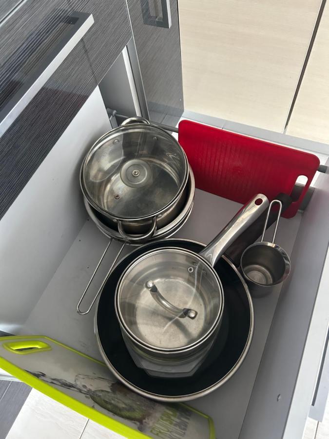 нова затишна студіо плюс спальня біля метро житомирська Apartment